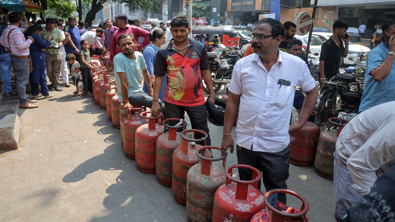 lpg-gas-shortage-india-long-queues-agencies
